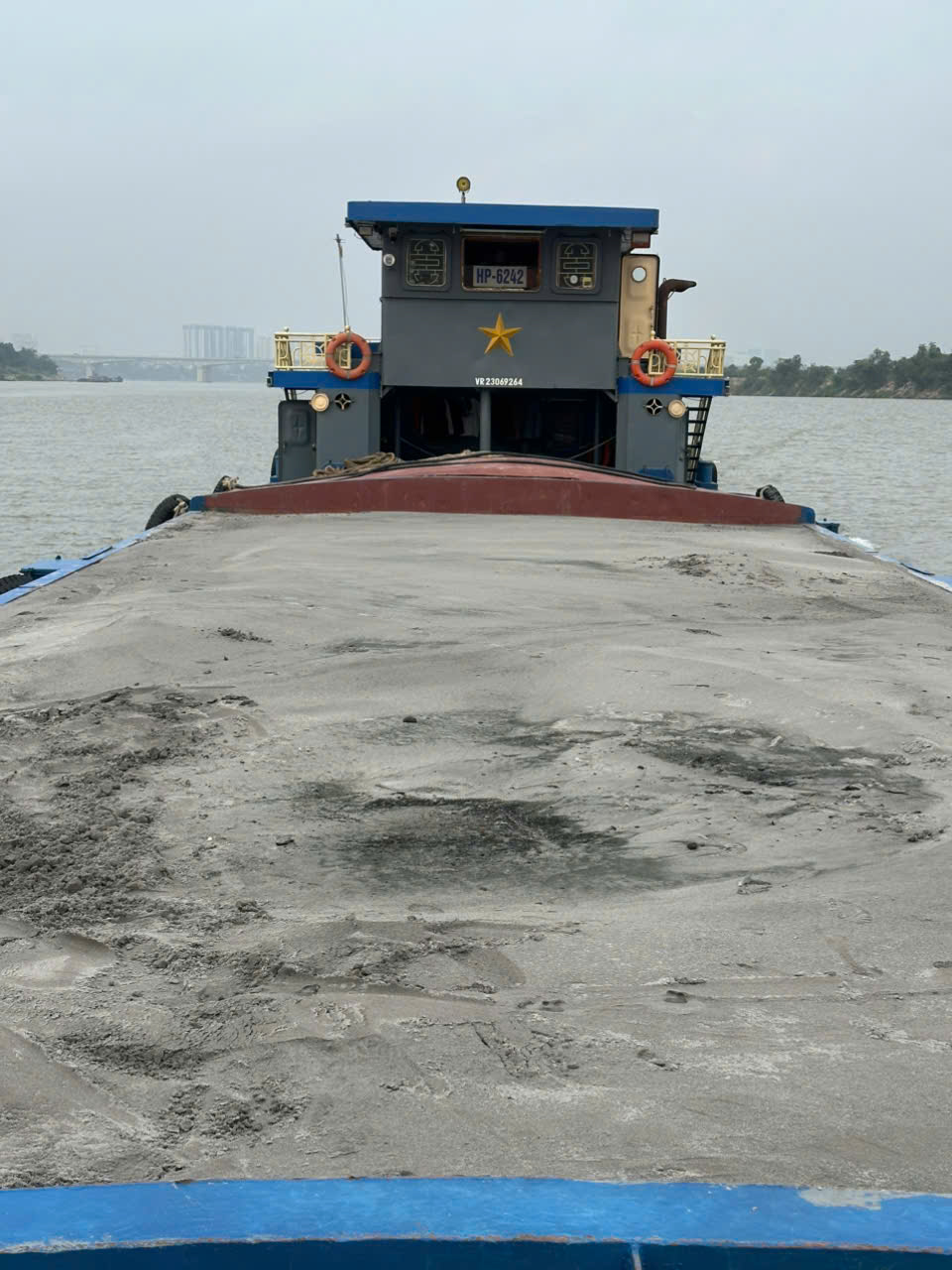 Tàu chở cát Trung Thành — bến Vạn Điểm